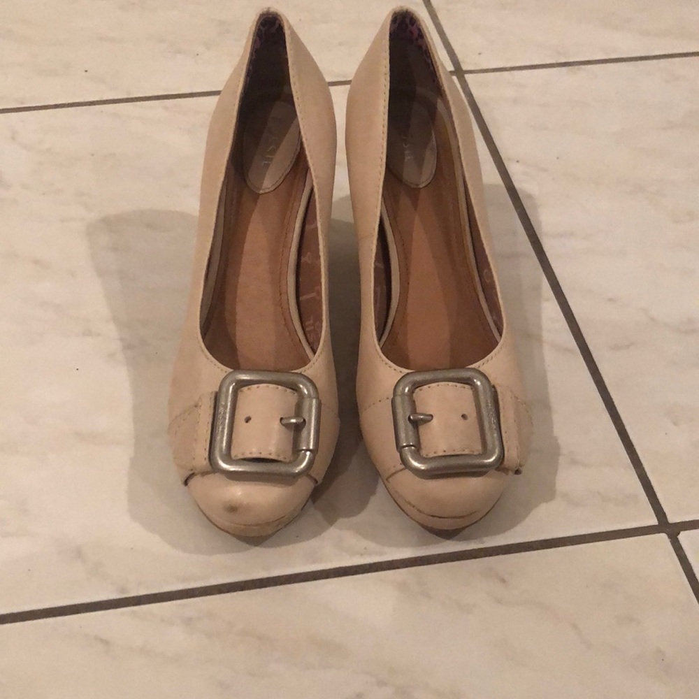 Fossil cream colored heel buckle toe